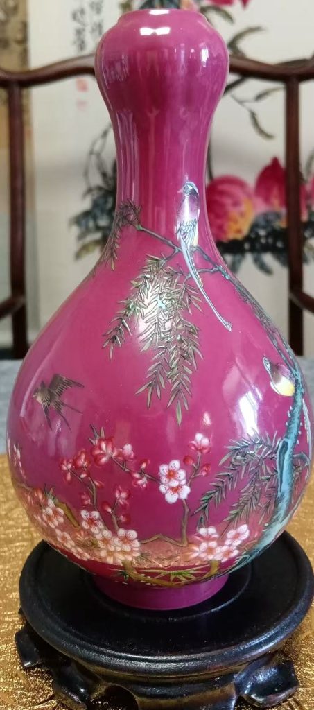 图片[1]-雍正年制《胭脂红珐琅彩柳燕寿花鸟纹蒜头瓶》-嘉诚艺术