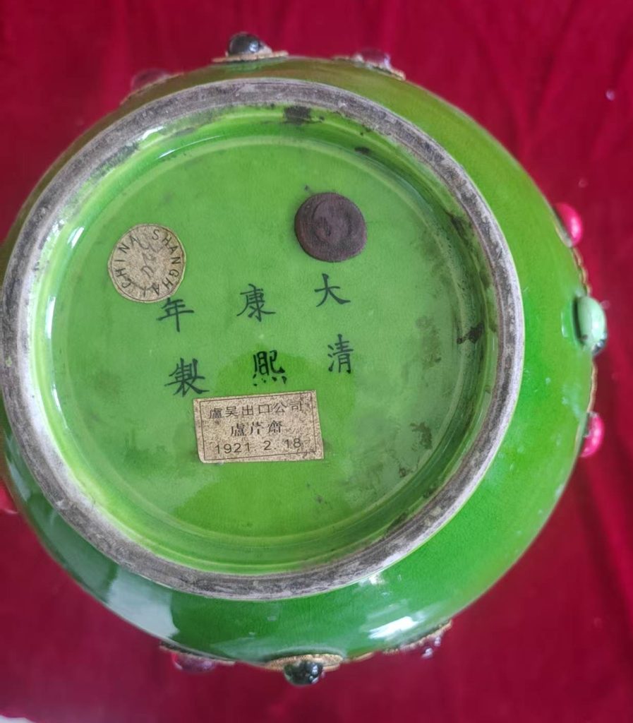 图片[2]-康熙年制《镶嵌宝石孔雀绿釉象耳瓶》-嘉诚艺术
