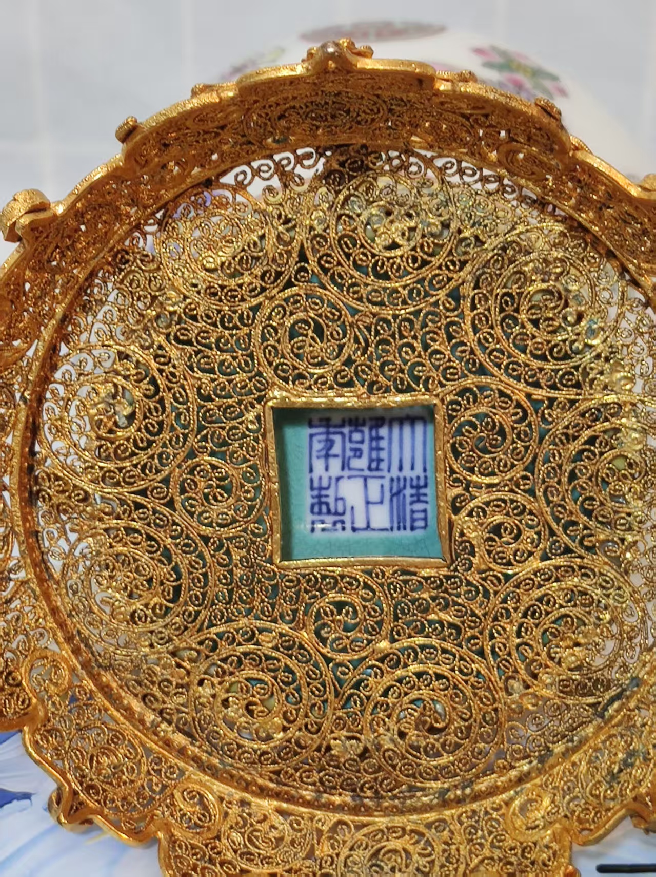 雍正年制《珐琅彩皮球纹梅瓶》