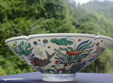成化年制《斗彩鱼藻纹花口斗笠碗》-嘉诚艺术
