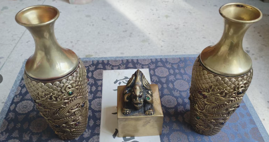 乾隆年制《黄铜雕刻龙纹瓶》一对-嘉诚艺术