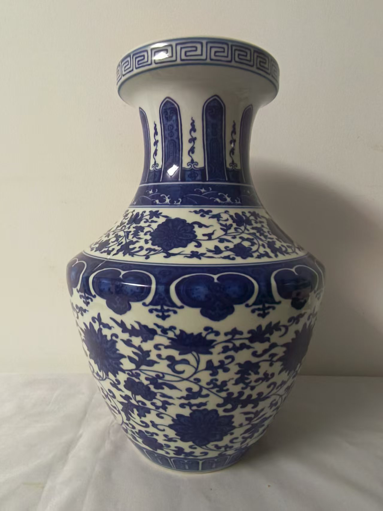 乾隆年制《青花缠枝莲盘口尊》-嘉诚艺术