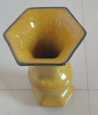 宣和年制《黄釉冰片纹六方花方觚》-嘉诚艺术
