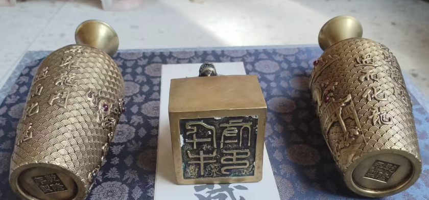 图片[2]-乾隆年制《黄铜雕刻龙纹瓶》一对-嘉诚艺术