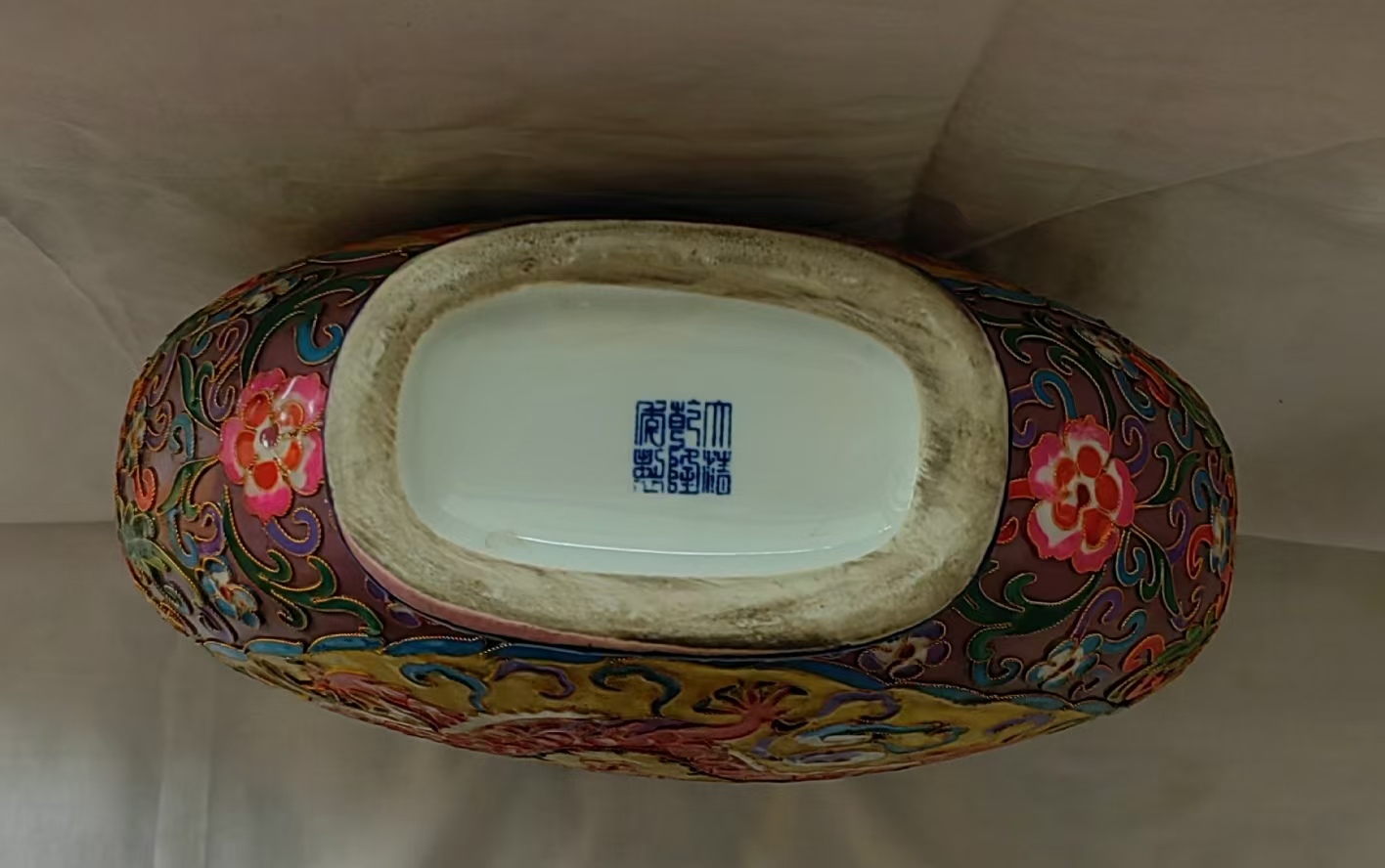 乾隆年制《珐琅彩抱月瓶》