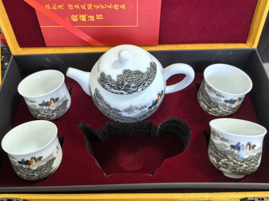 图片[1]-张松茂.徐亚凤《三顾茅庐》茶壶一套-嘉诚艺术