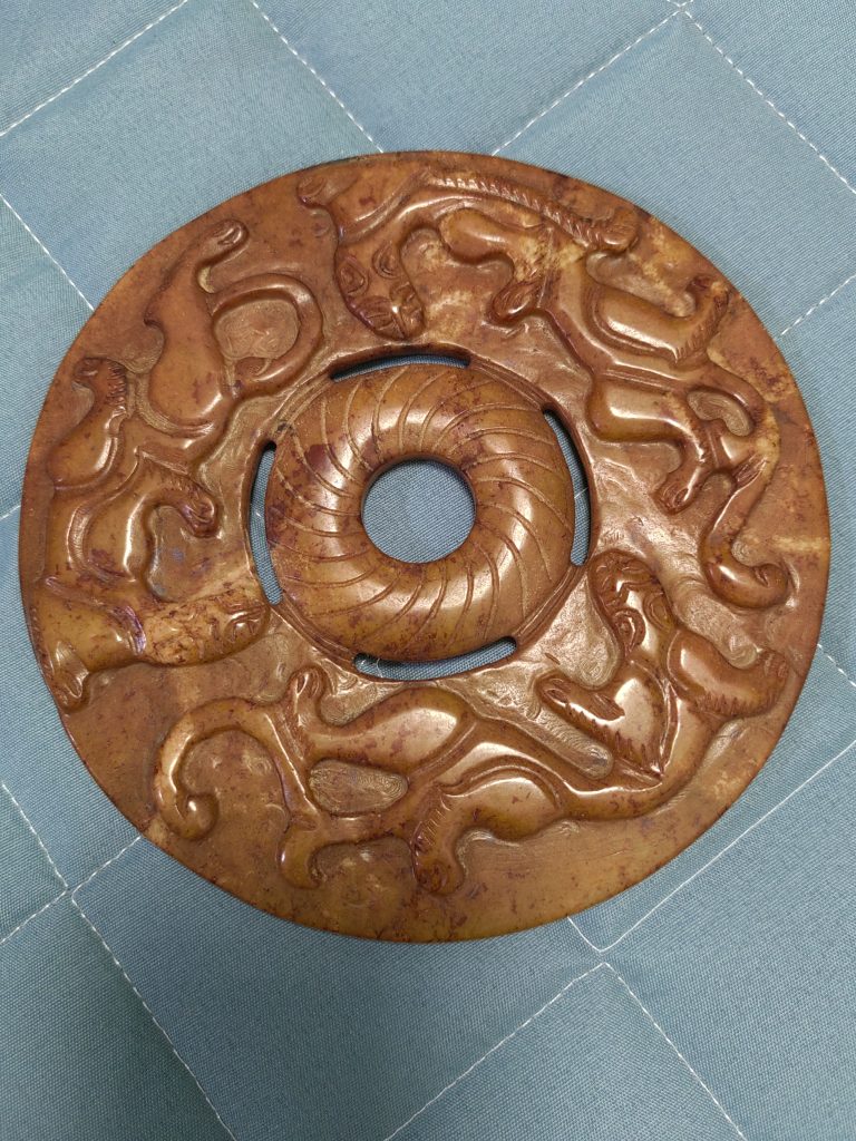 图片[1]-和田玉《满沁夔龙纹玉壁》-嘉诚艺术