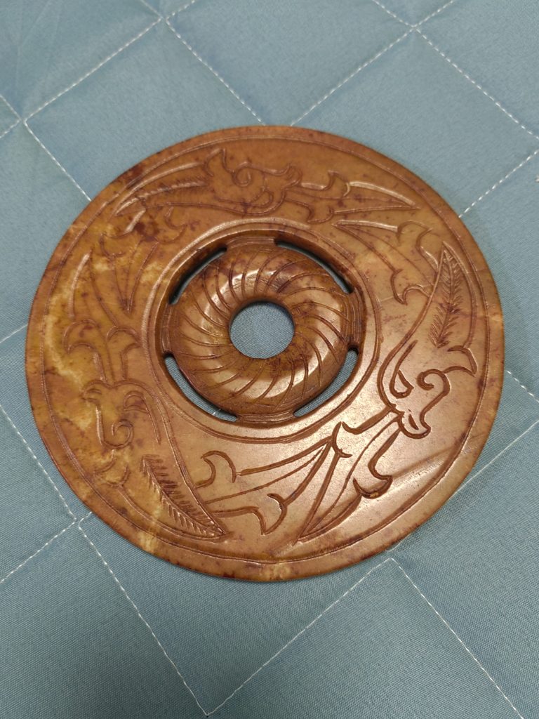 图片[2]-和田玉《满沁夔龙纹玉壁》-嘉诚艺术