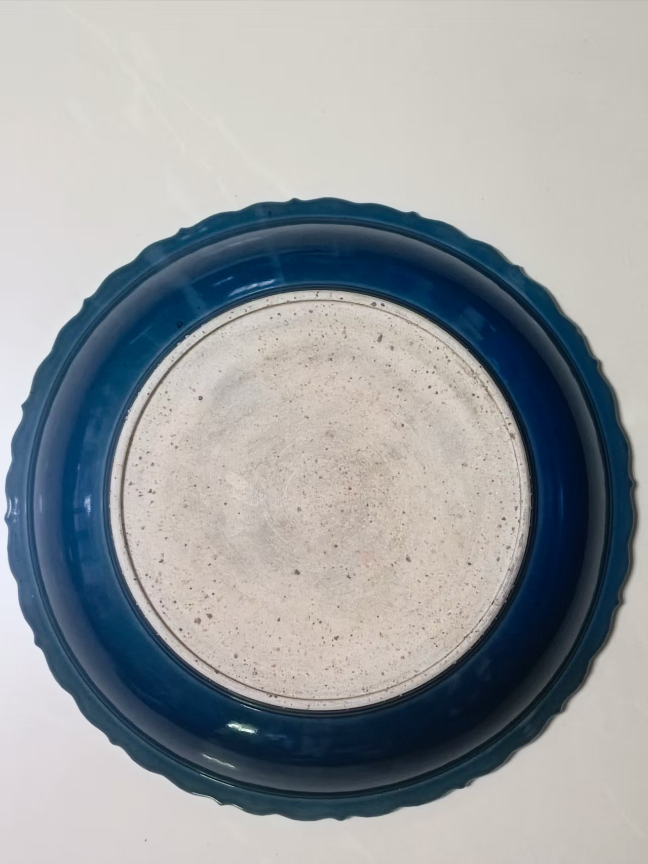 宣德年制《蓝釉堆塑浮雕青花龙纹葵口盘》