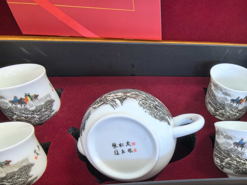 图片[2]-张松茂.徐亚凤《三顾茅庐》茶壶一套-嘉诚艺术