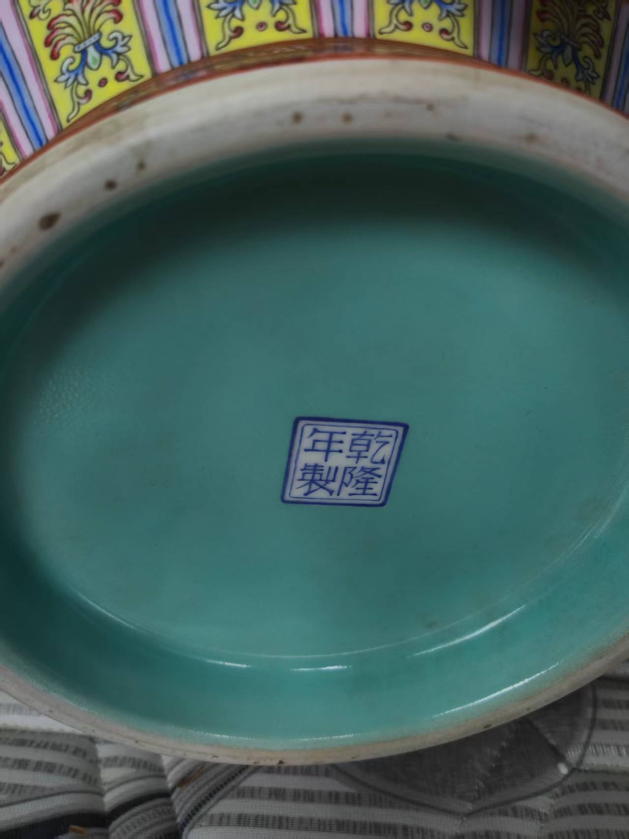 乾隆年制《洋彩百骏图大肚赏瓶》