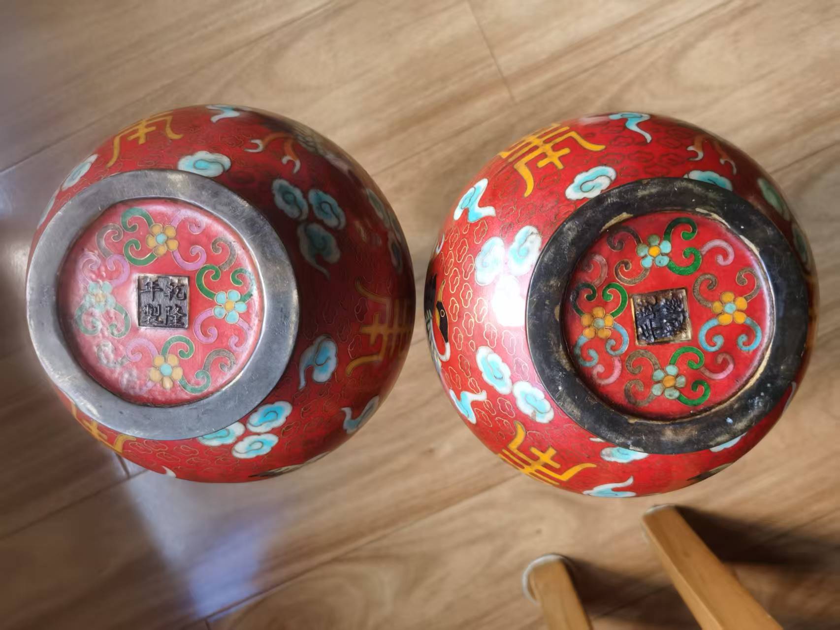 乾隆年制《景泰蓝掐丝缠枝莲天球瓶》一对