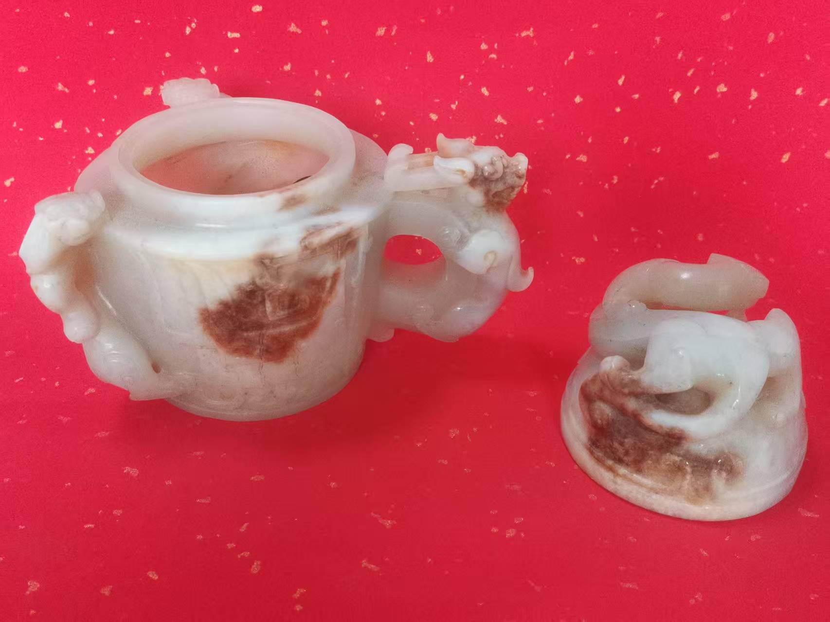 和田青玉《浮雕螭龙杯》