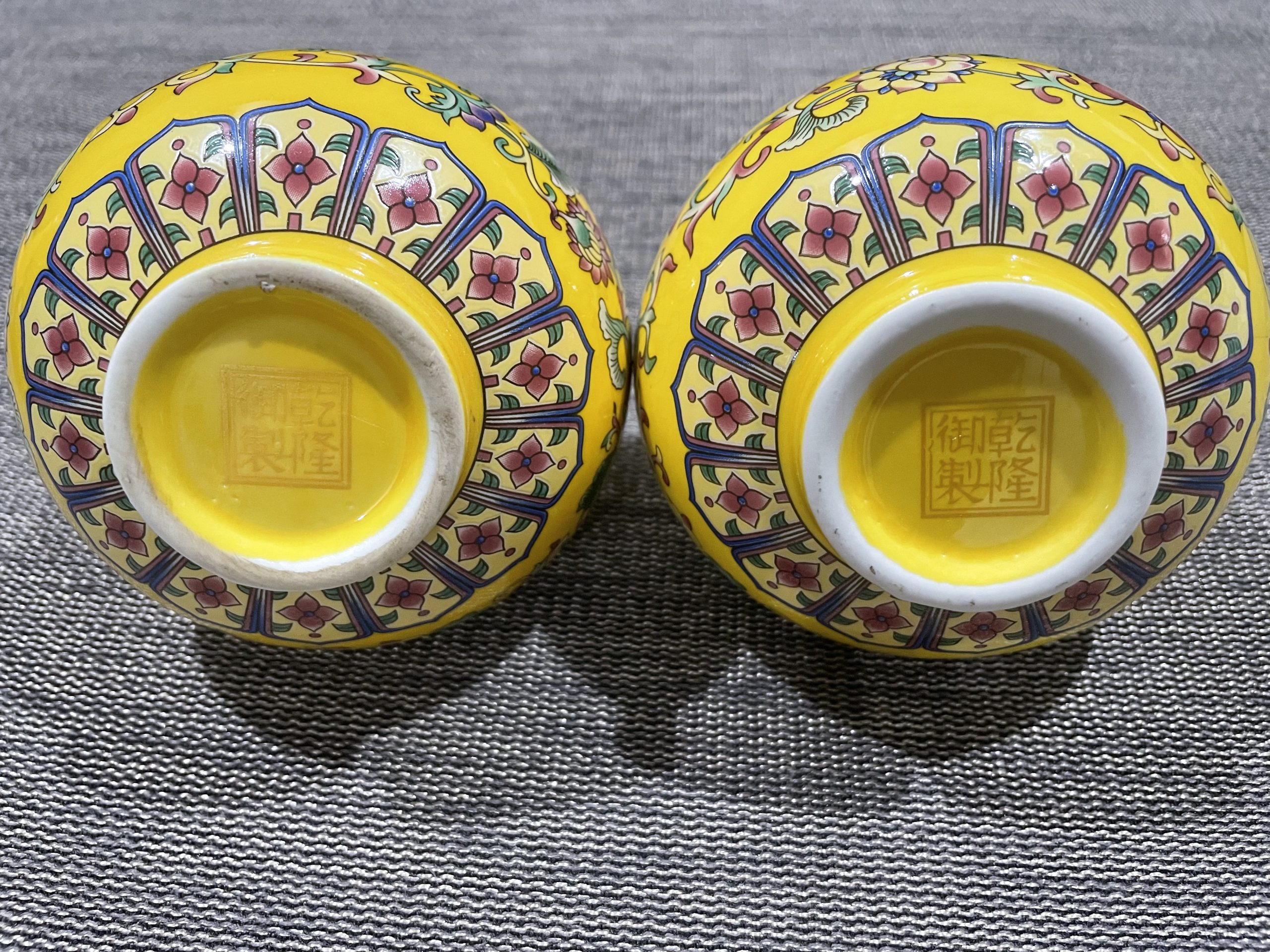 乾隆年制《珐琅彩天球瓶》一对