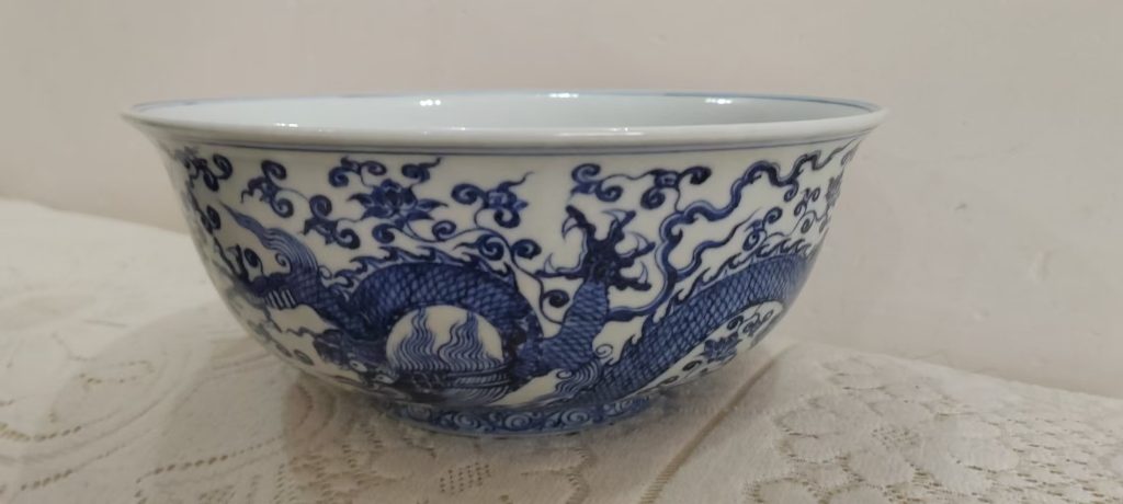 图片[1]-宣德年制《青花龙纹缠枝莲碗》-嘉诚艺术