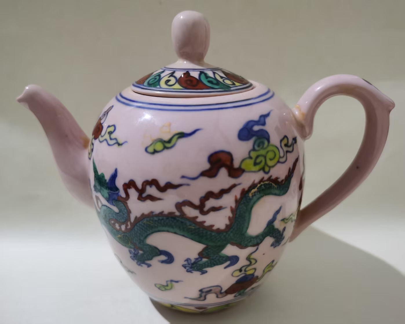 成化年制《斗彩手绘龙纹手把壶》-嘉诚艺术