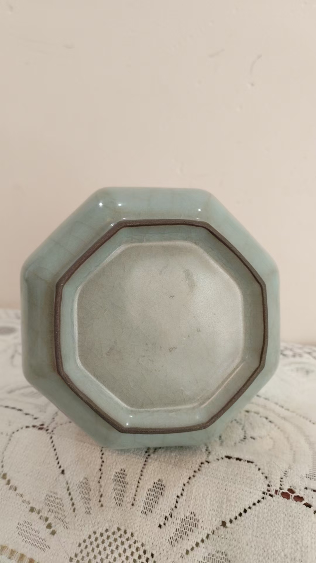 宋官窑《粉清釉八棱瓶》