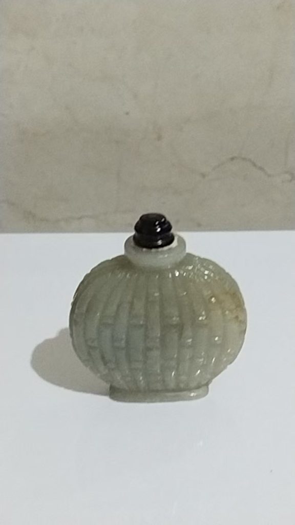 图片[2]-清代《和田玉鼻烟壶》-嘉诚艺术