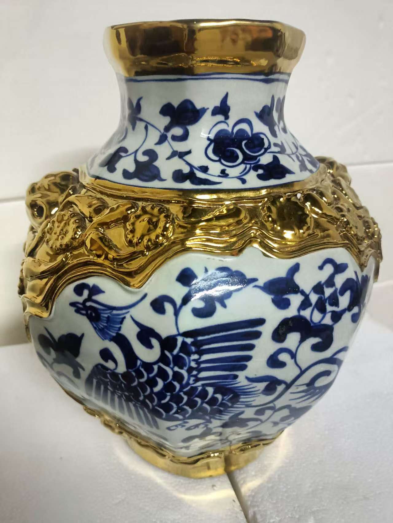 白浒孤窑《青花鎏金八棱瓶》-嘉诚艺术