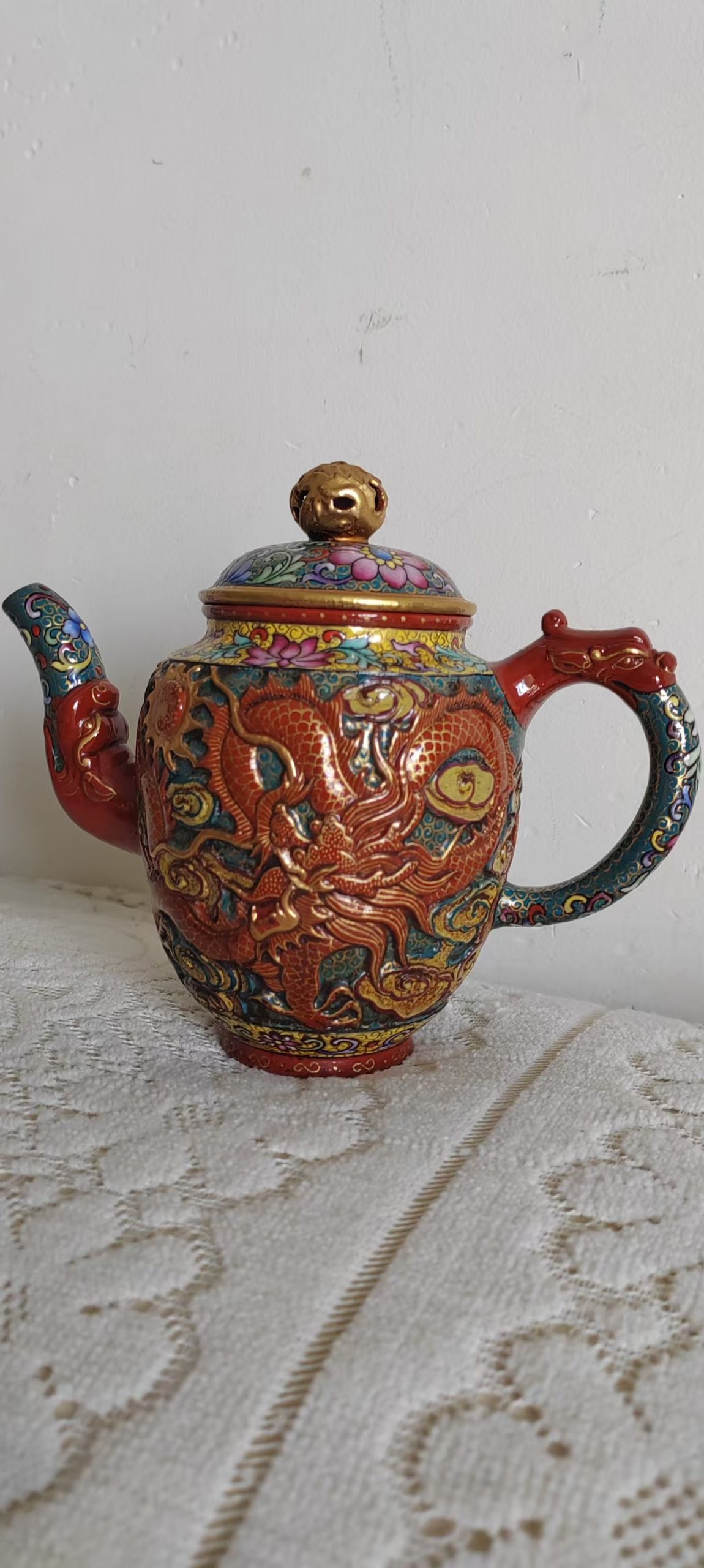 康熙御制《珐琅彩浮雕龙纹壶》-嘉诚艺术