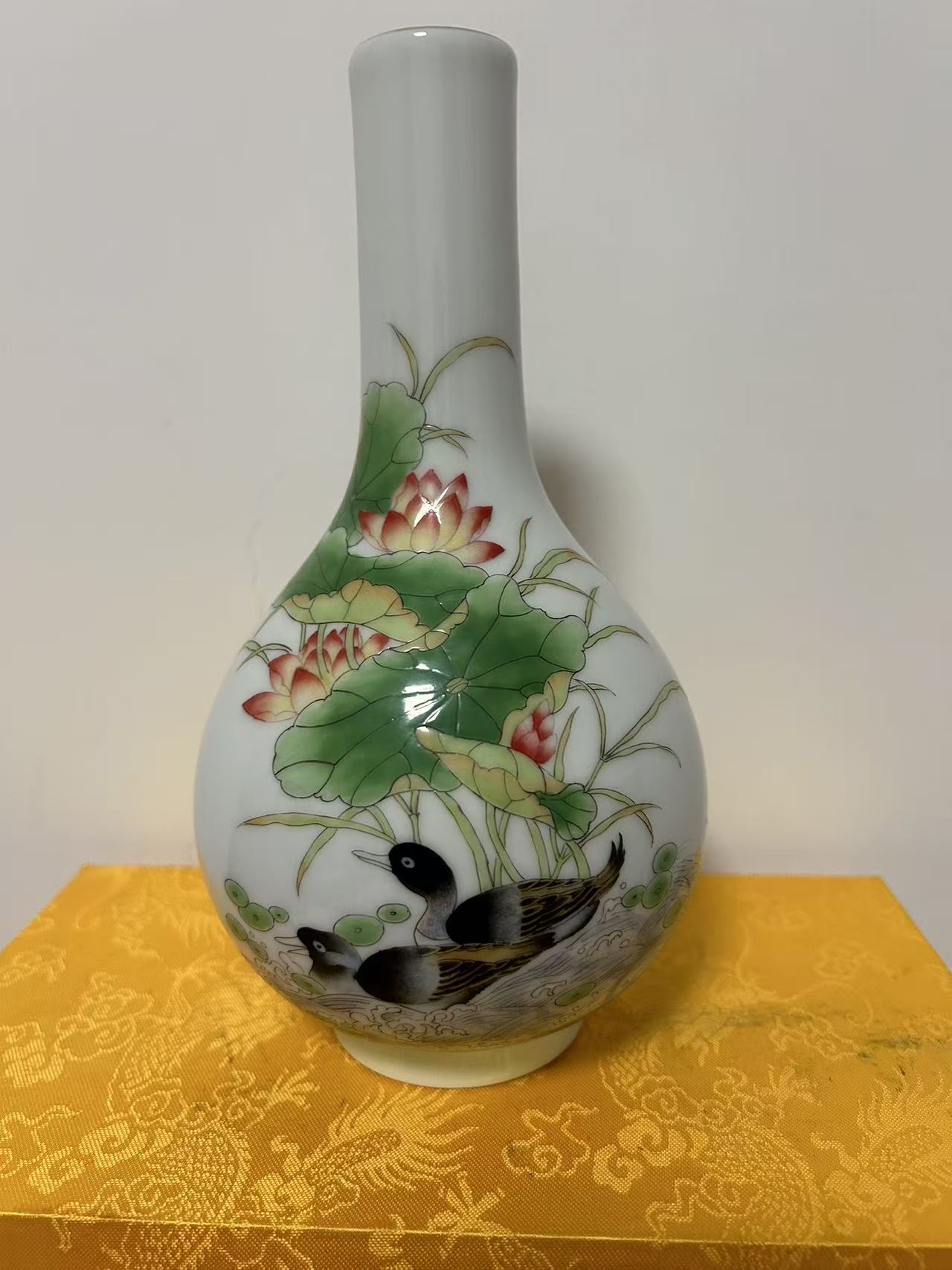 雍正年制《荷花鸳鸯胆瓶》-嘉诚艺术