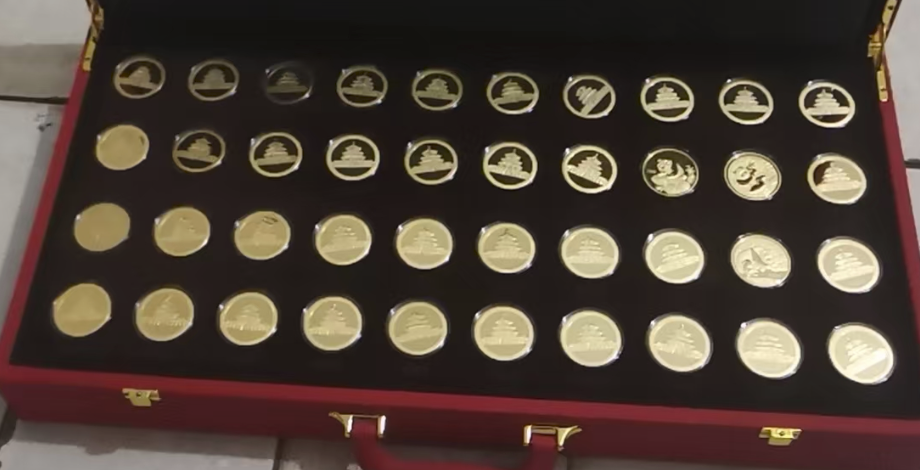 《国宝熊猫纪念章》一套