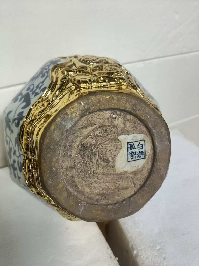 图片[2]-白浒孤窑《青花鎏金八棱瓶》-嘉诚艺术