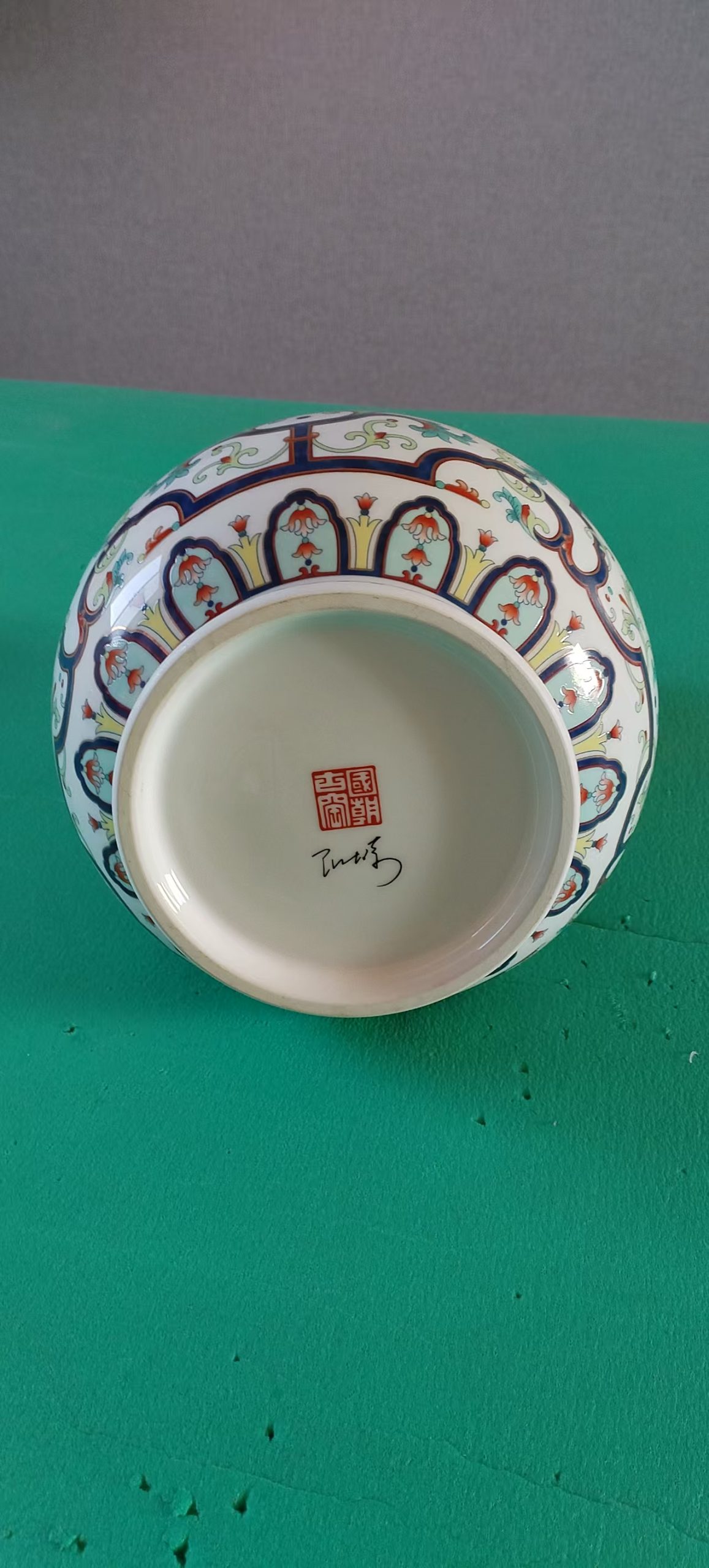 乾隆年制《斗彩莲花纹双耳尊》阳士琦