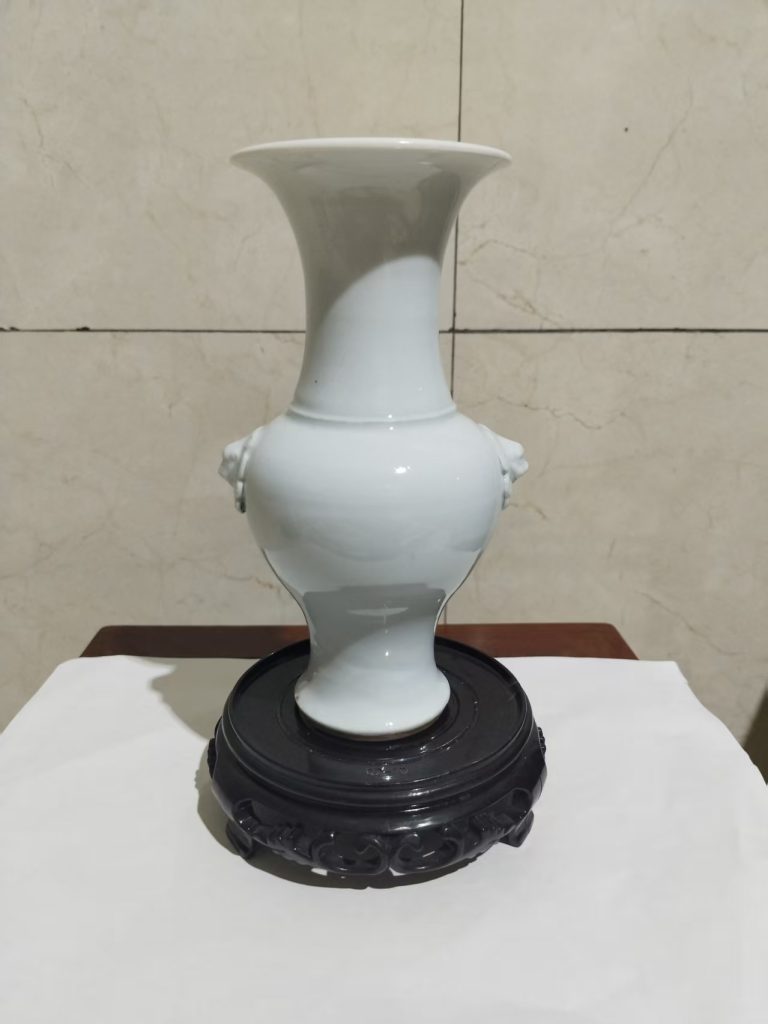 图片[1]-清代《梅子青釉狮首瓶》-嘉诚艺术