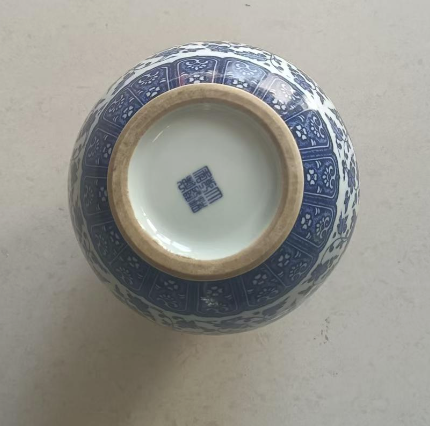 乾隆年制《青花缠枝莲大罐》