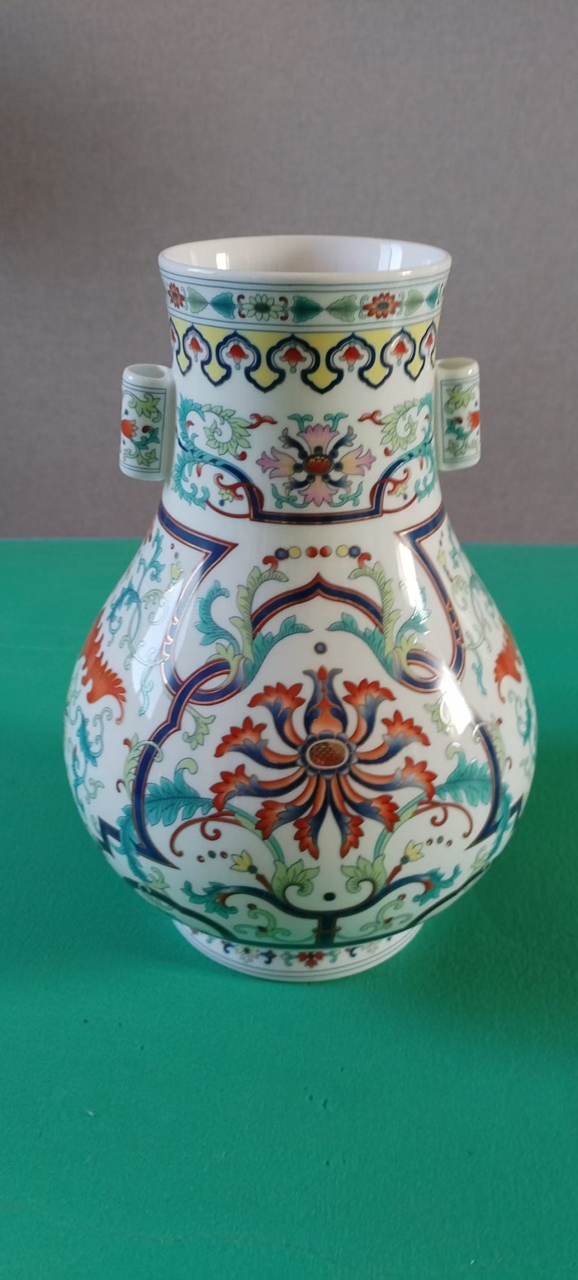 乾隆年制《斗彩莲花纹双耳尊》阳士琦-嘉诚艺术