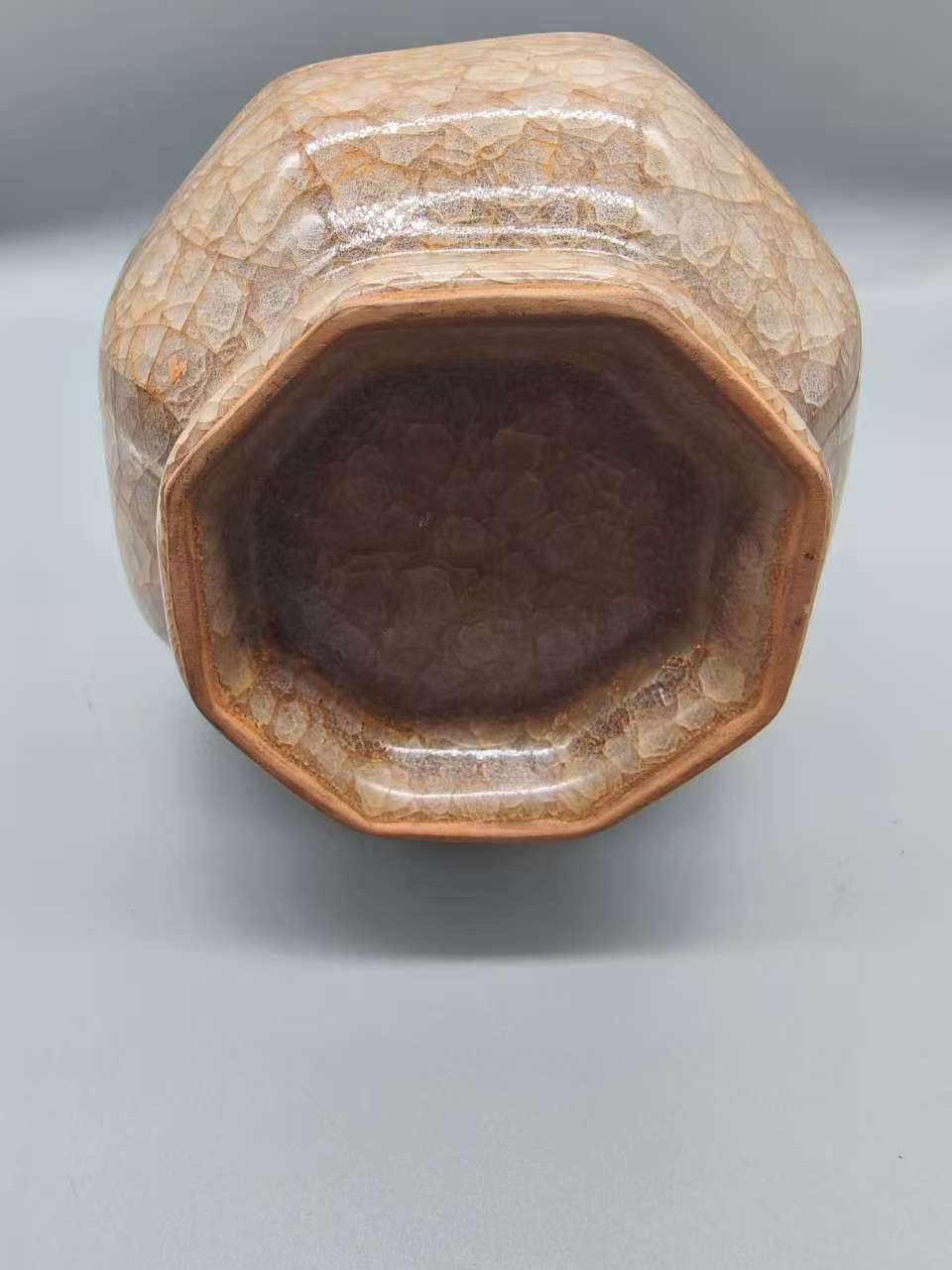 北宋哥窑《米黄釉八棱竹节瓶》