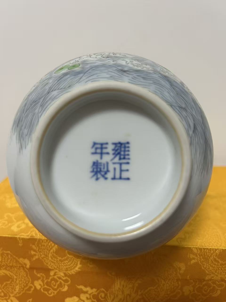 雍正年制《荷花鸳鸯胆瓶》