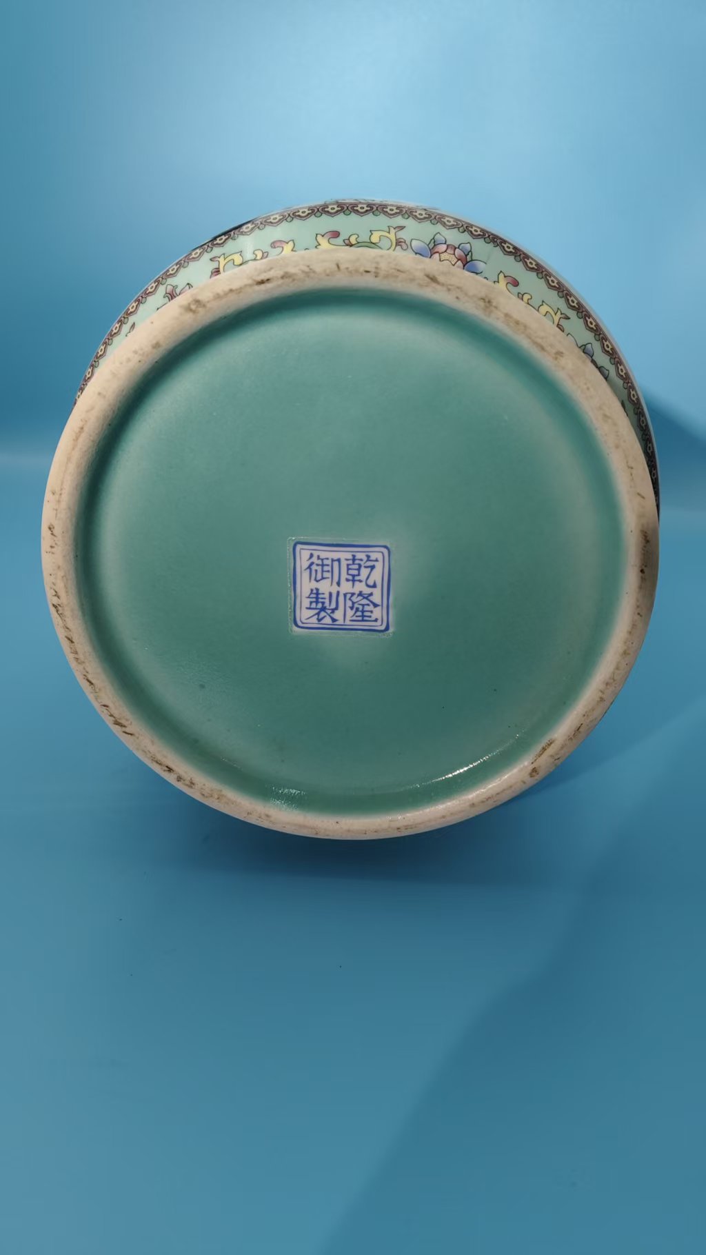 乾隆年制《粉彩人物灯笼瓶》一对