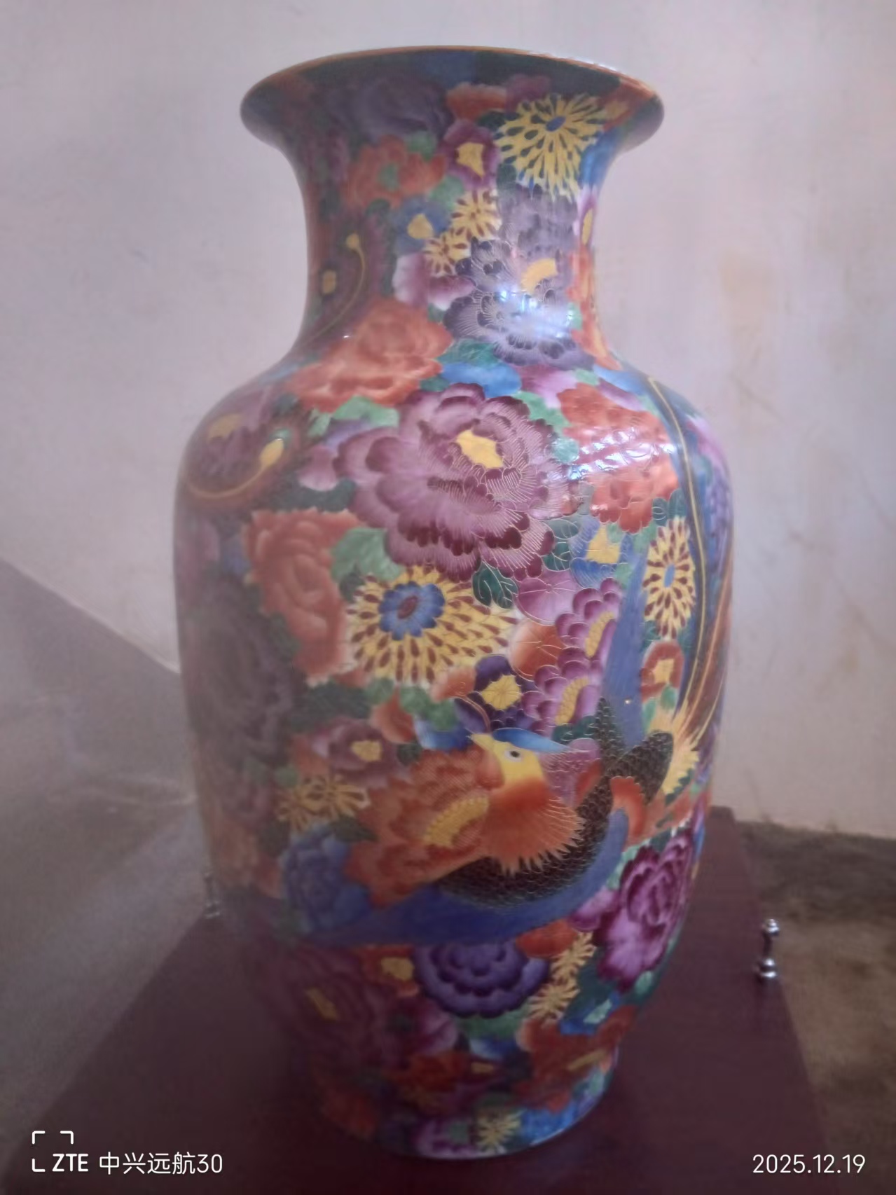 乾隆年制《珐琅彩凤穿金丝牡丹瓶》-嘉诚艺术