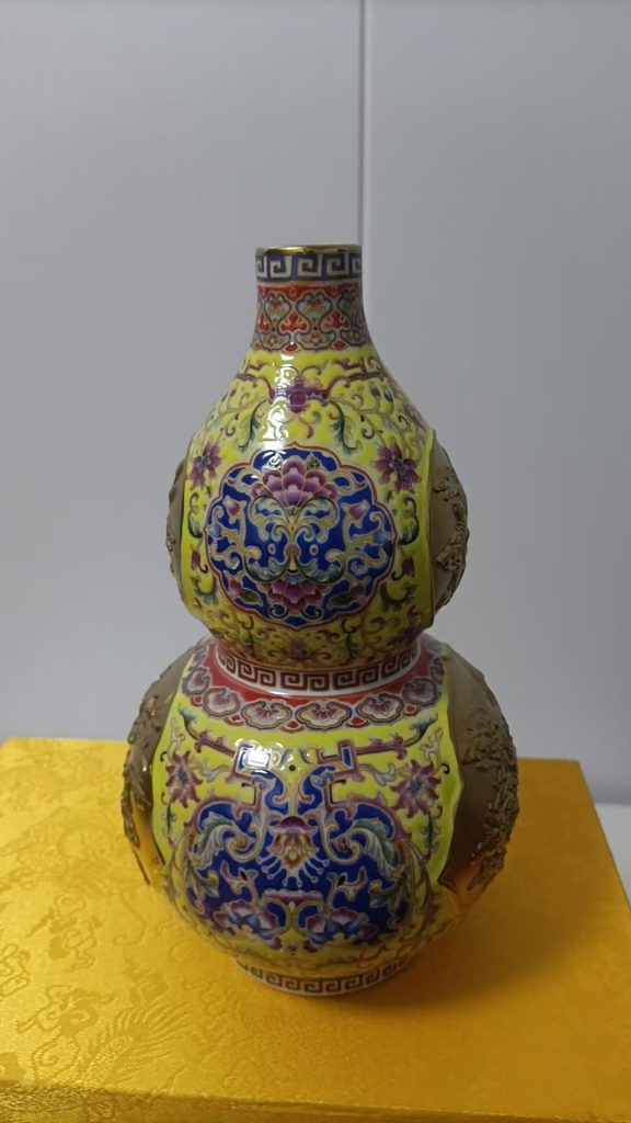 图片[1]-雍正年制《黄地珐琅彩缠枝莲纹葫芦瓶》-嘉诚艺术