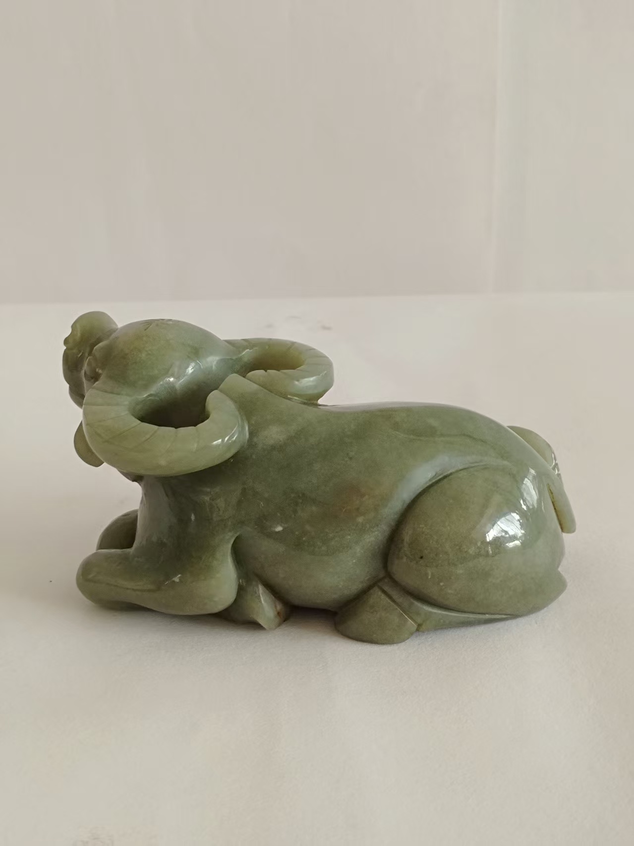 和田玉牛转乾坤摆件