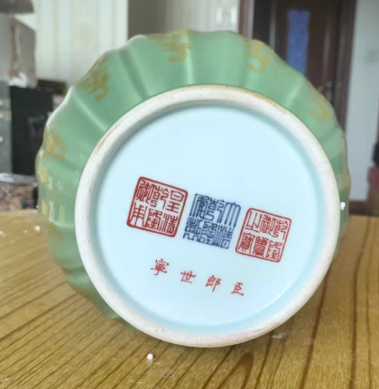 乾隆年制《描金瓜棱花口长颈瓶》