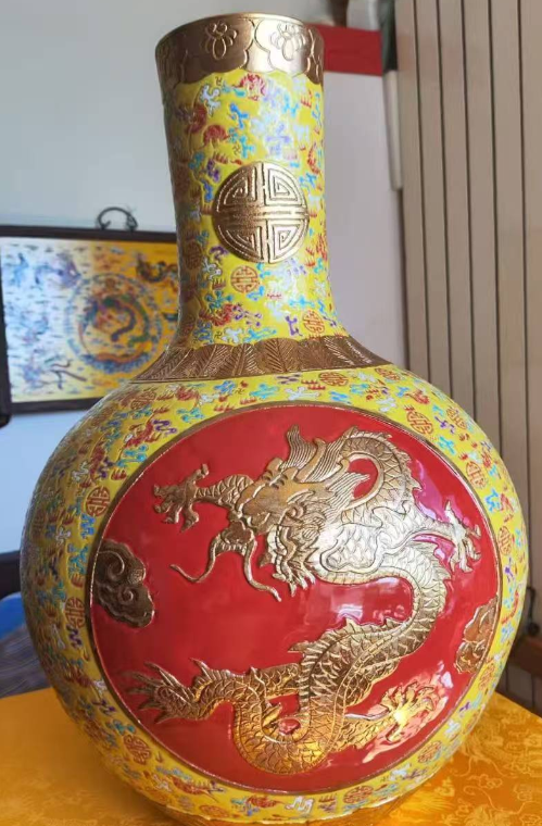 乾隆年制《黄地珐琅彩描金龙纹天球瓶》-嘉诚艺术