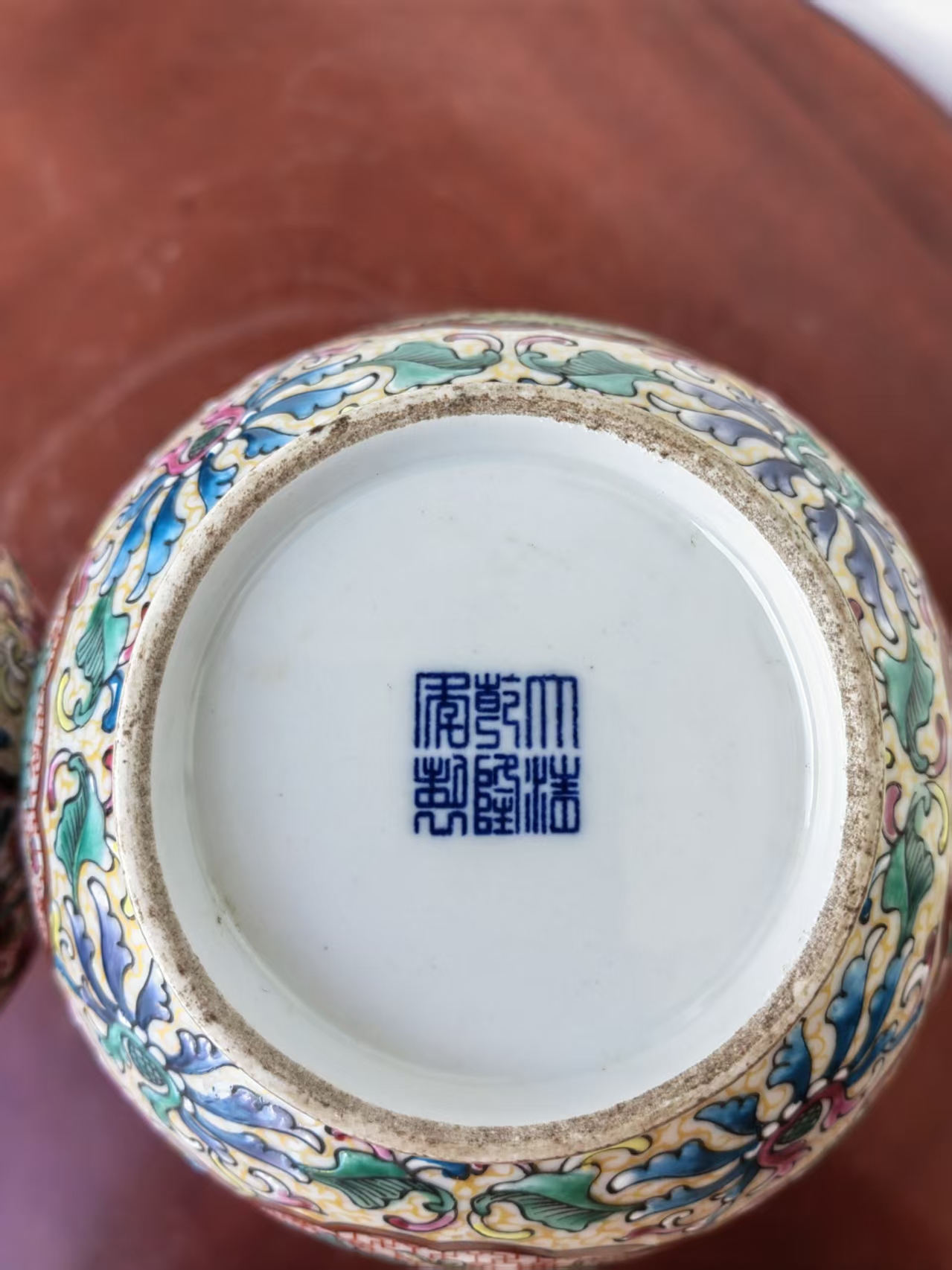 乾隆年制《粉彩缠枝莲花鸟天球瓶》一对