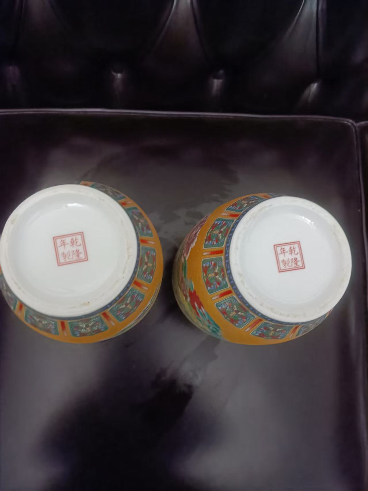 乾隆年制《珐琅彩孔雀牡丹赏瓶》一对