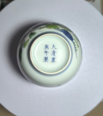 康熙年制《五彩莲池鸳鸯纹杯》