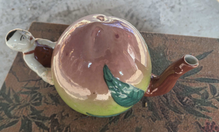 粉彩寿桃倒流壶-嘉诚艺术