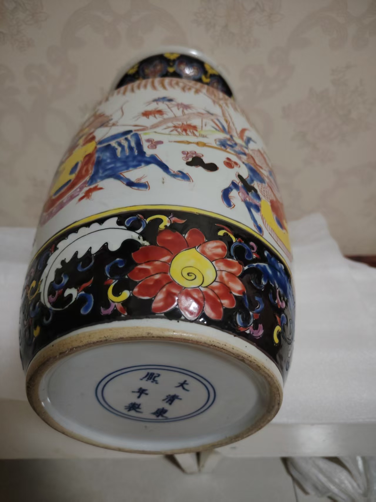 康熙年制《五彩人物象耳盘口瓶》