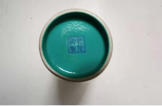 乾隆年制《矾红双鹿瓶》一对