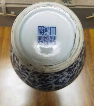 乾隆年制《青花缠枝莲纹觚式瓶》