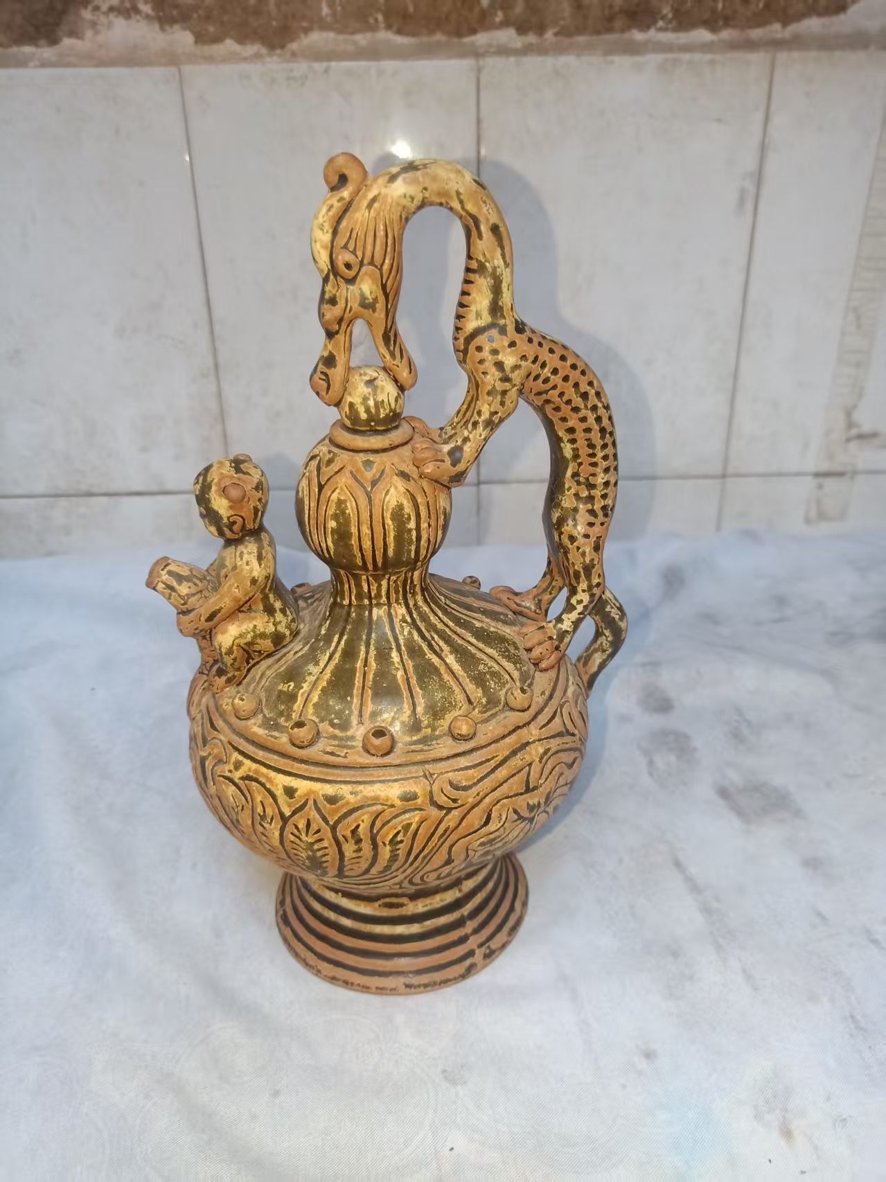 黄釉堆塑龙柄童子倒流壶-嘉诚艺术