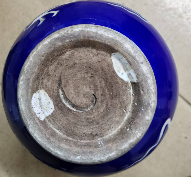 霁蓝留白龙纹双耳花口瓶