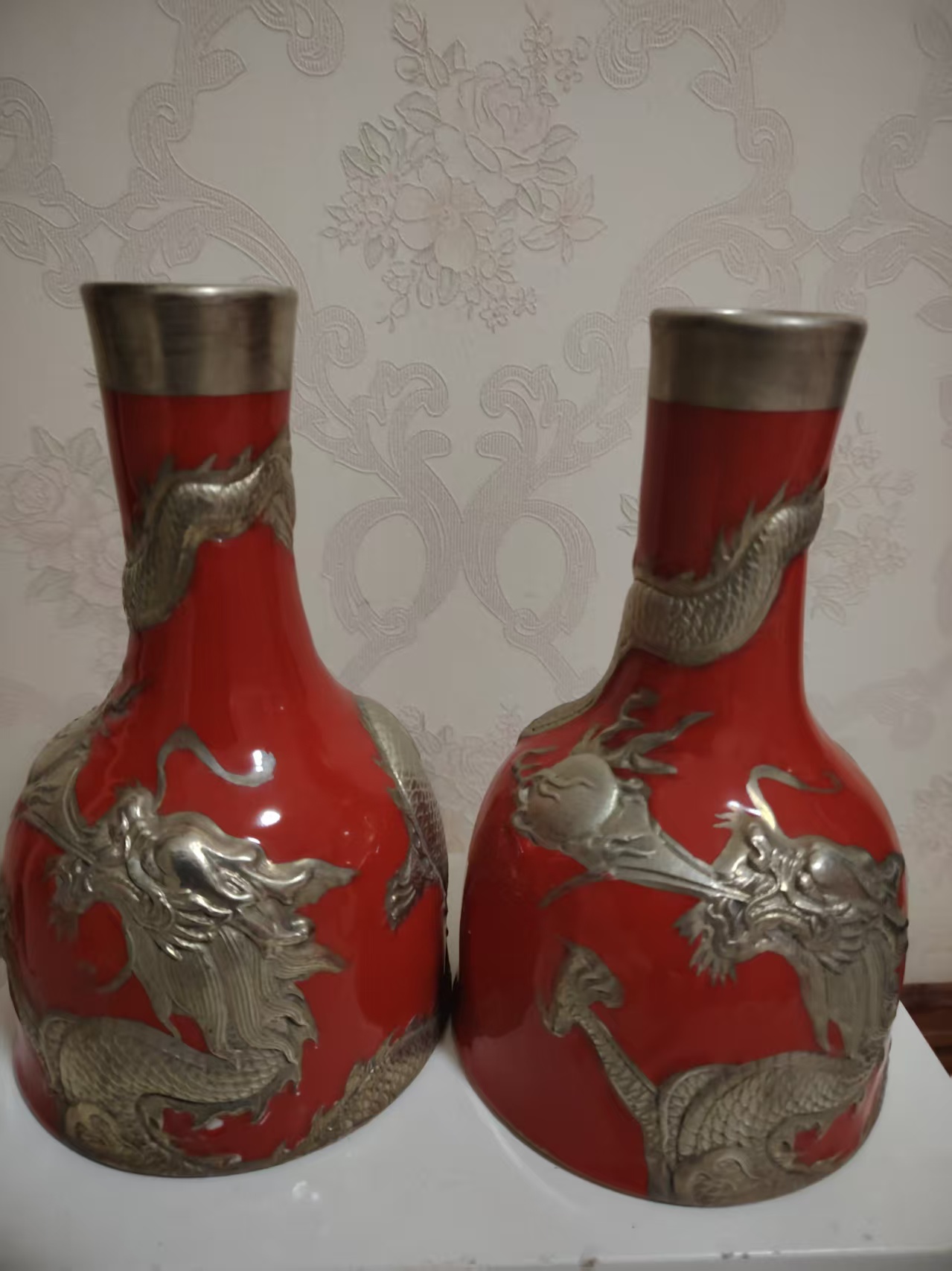 红釉堆塑龙纹长颈瓶（一对）-嘉诚艺术