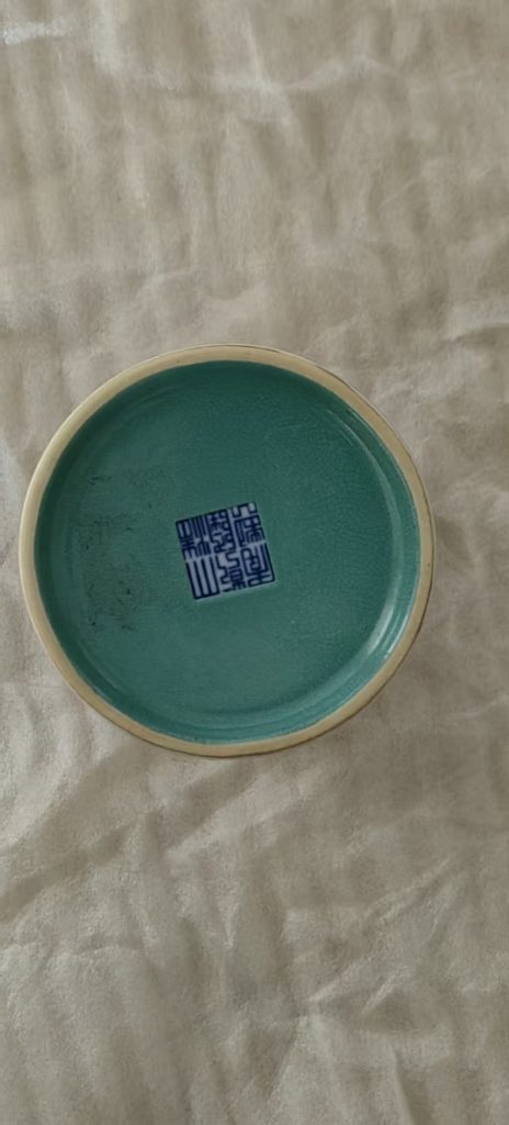 图片[2]-乾隆年制《黑地粉彩缠枝莲凤纹笔筒》-嘉诚艺术